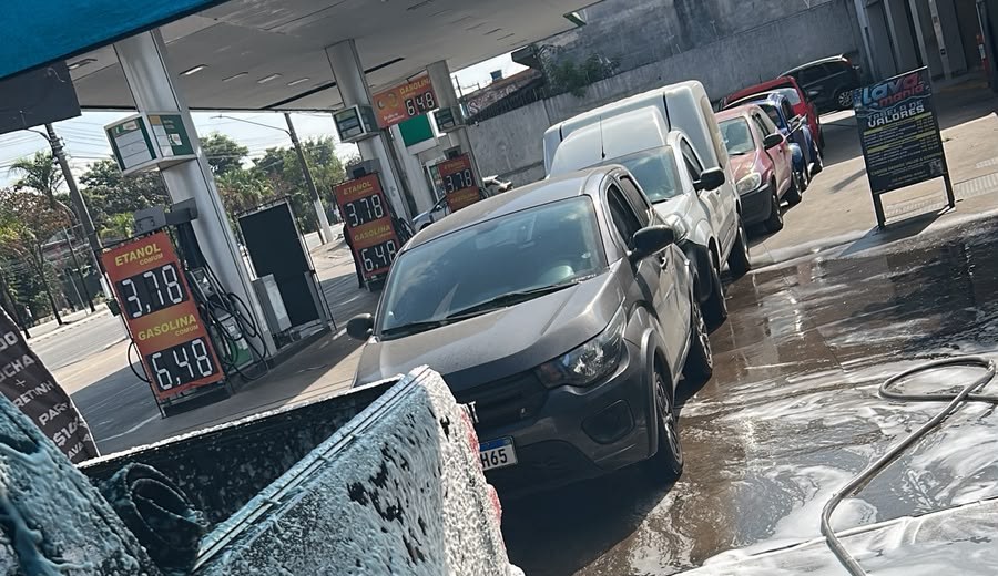 Carros em atendimento na Lava Mania com espuma de lavagem