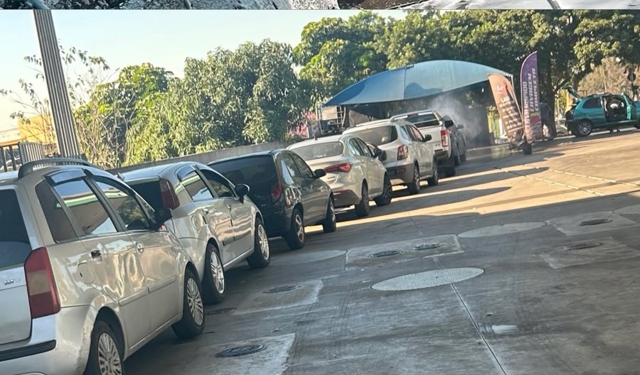 Fila de carros aguardando atendimento na Lava Mania