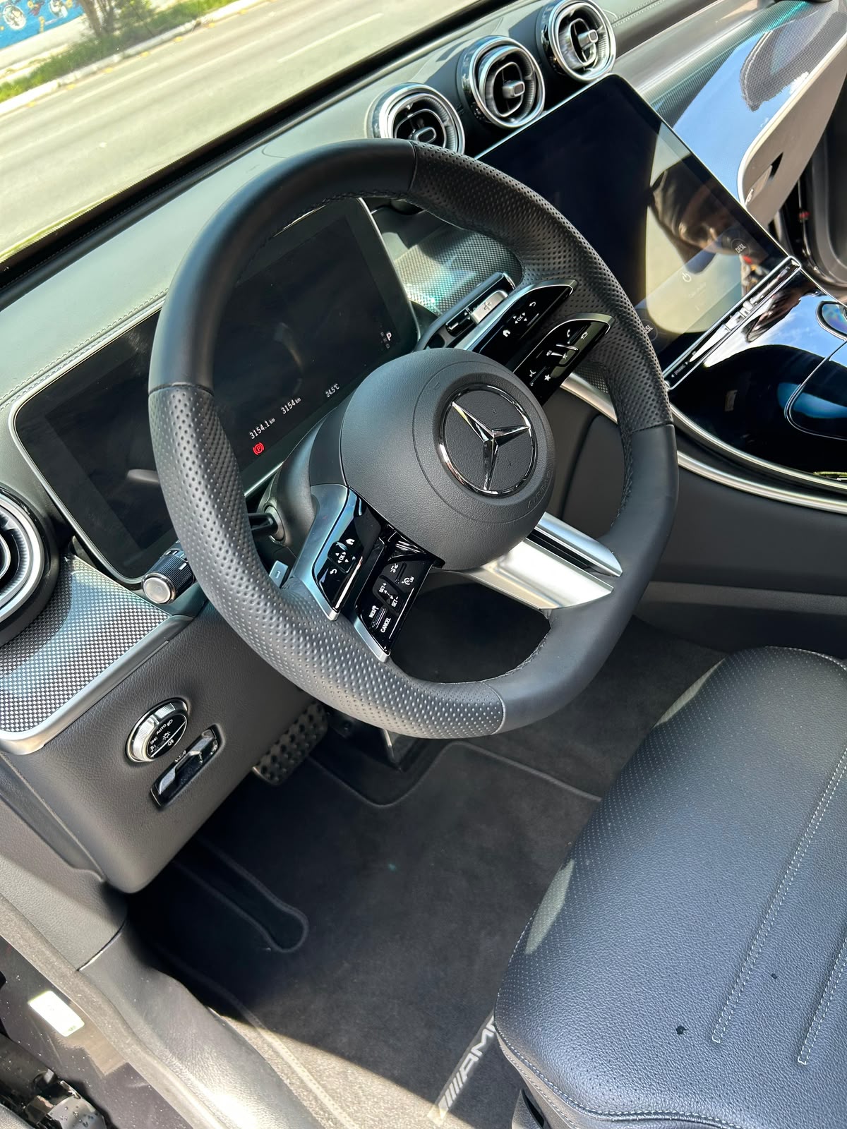 Interior da Mercedes higienizado: volante, painel e bancos limpos