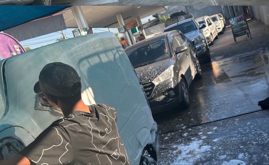 Equipe da Lava Mania lavando veículos durante o expediente